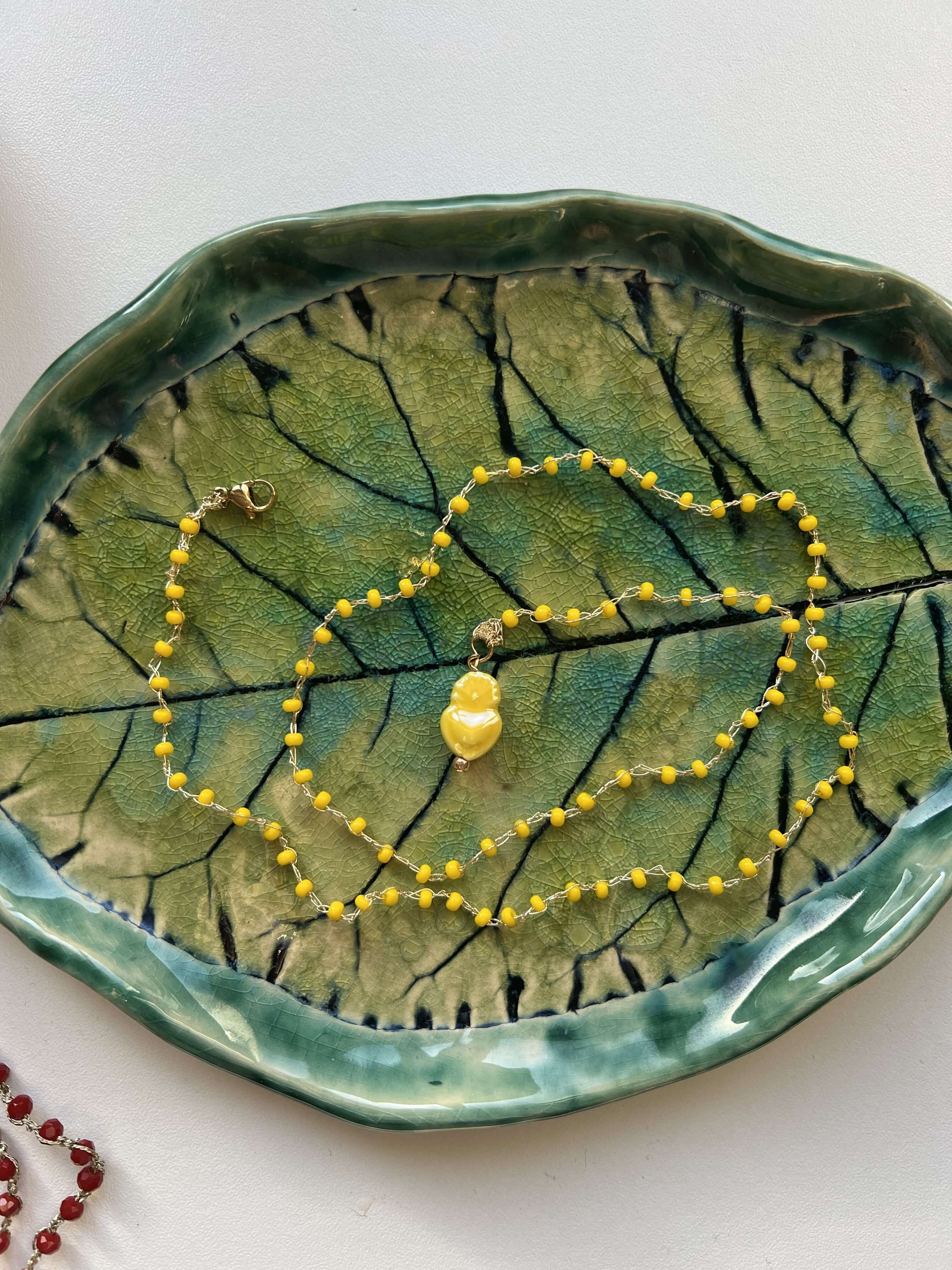 Collana fatta a mano con cuore sacro colorato in ceramica. Design minimale, elegante e senza tempo