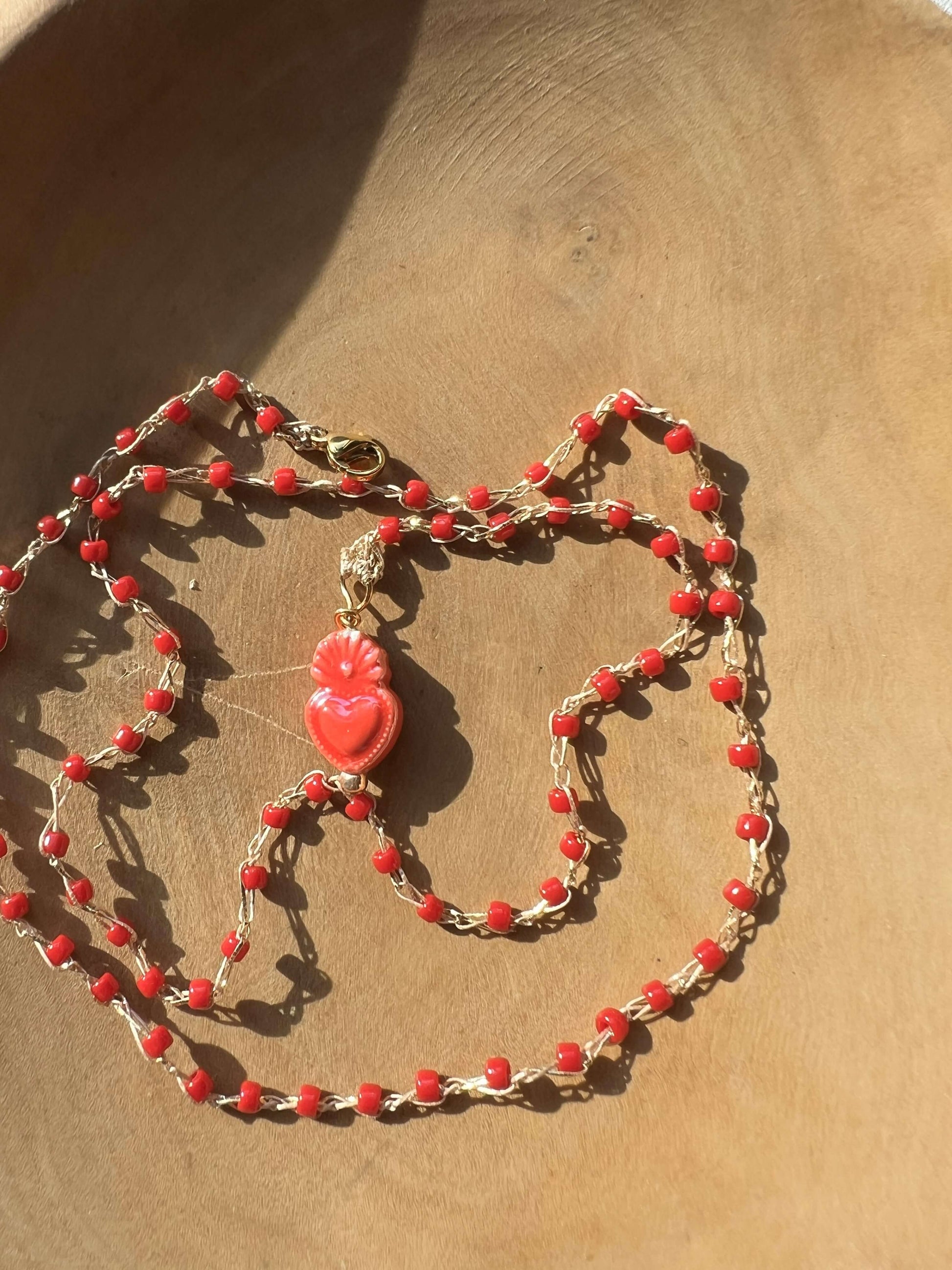 Collana artigianale con cuore sacro colorato. Linee pulite, significato profondo, ideale per chi ama l’essenziale.