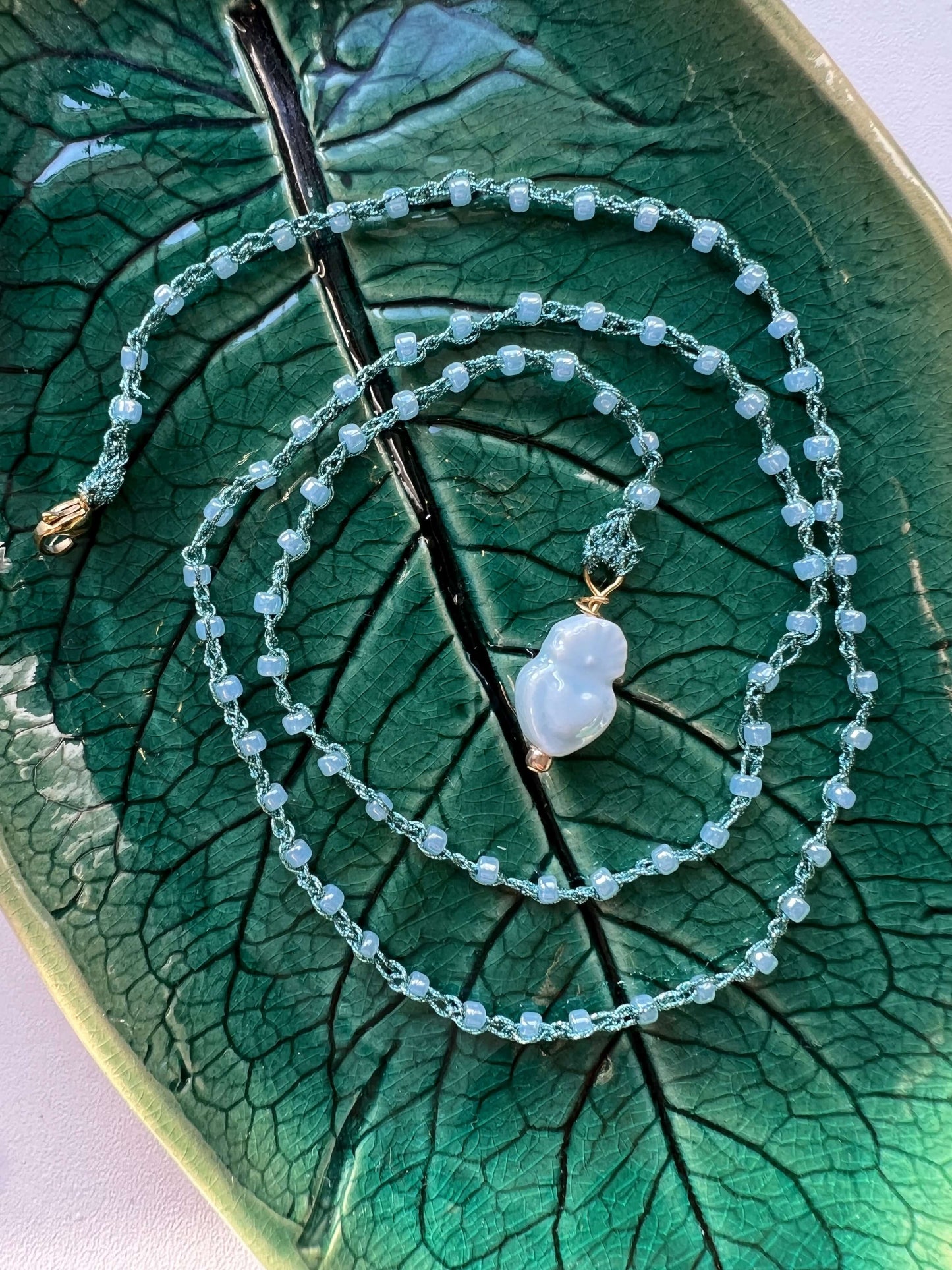 Collana minimal con cuore sacro in ceramica. Simbolo d’amore da indossare ogni giorno, parte della collezione LOVE.