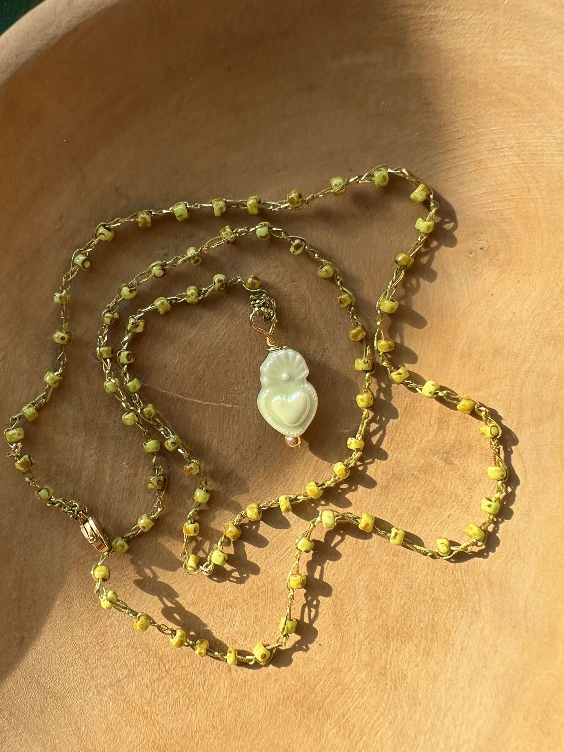Collana fatta a mano con cuore sacro. Linee pulite e simbolo d’amore da indossare in ogni stagione.