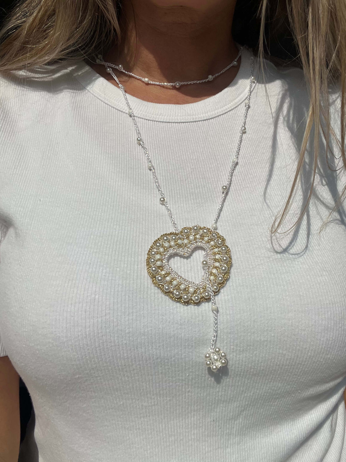 Collana lunga con cuore bianco e doppia fila di perline, gioiello femminile e originale.