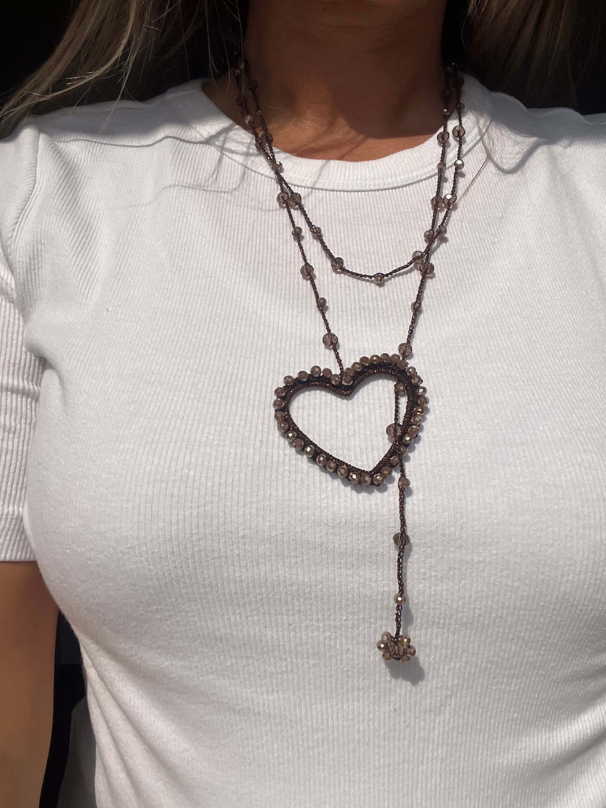 Collana artigianale con cuore color bronzo scuro, perfetta per chi ama gioielli unici.