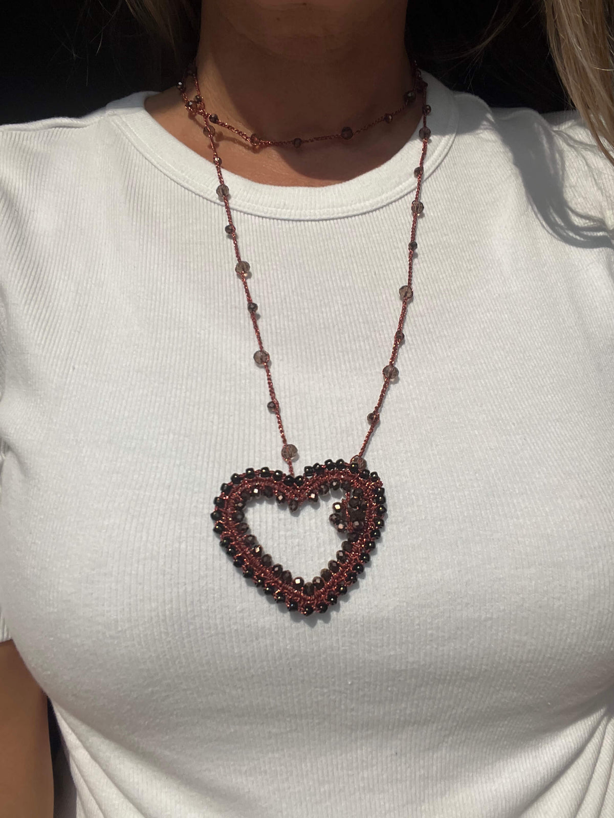 Collana lunga elegante da donna con cuore cioccolato, per chi ama gioielli unici e distintivi.