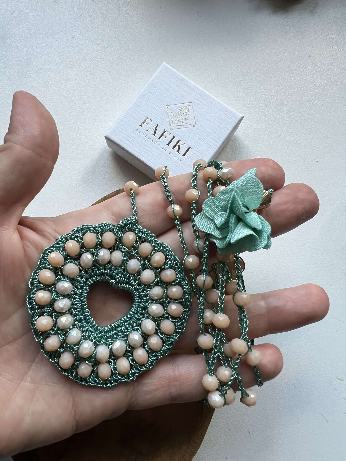 Collana boho chic unica per matrimoni, comunioni e cerimonie. Un gioiello elegante e luminoso che non passa inosservato.