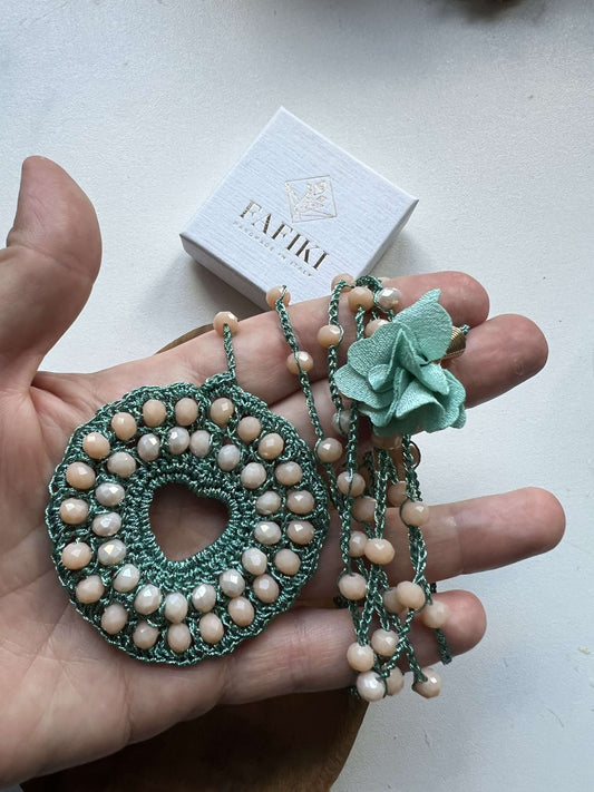 Collana boho chic unica per matrimoni, comunioni e cerimonie. Un gioiello elegante e luminoso che non passa inosservato.