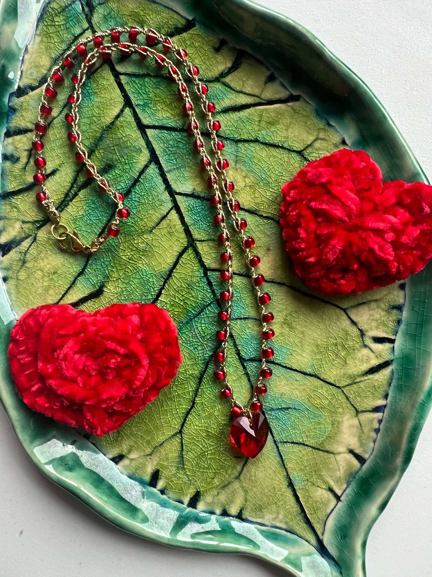 Collana con perline Toho e cuore Swarovski originale, lavorazione artigianale, design romantico e luminoso per San Valentino