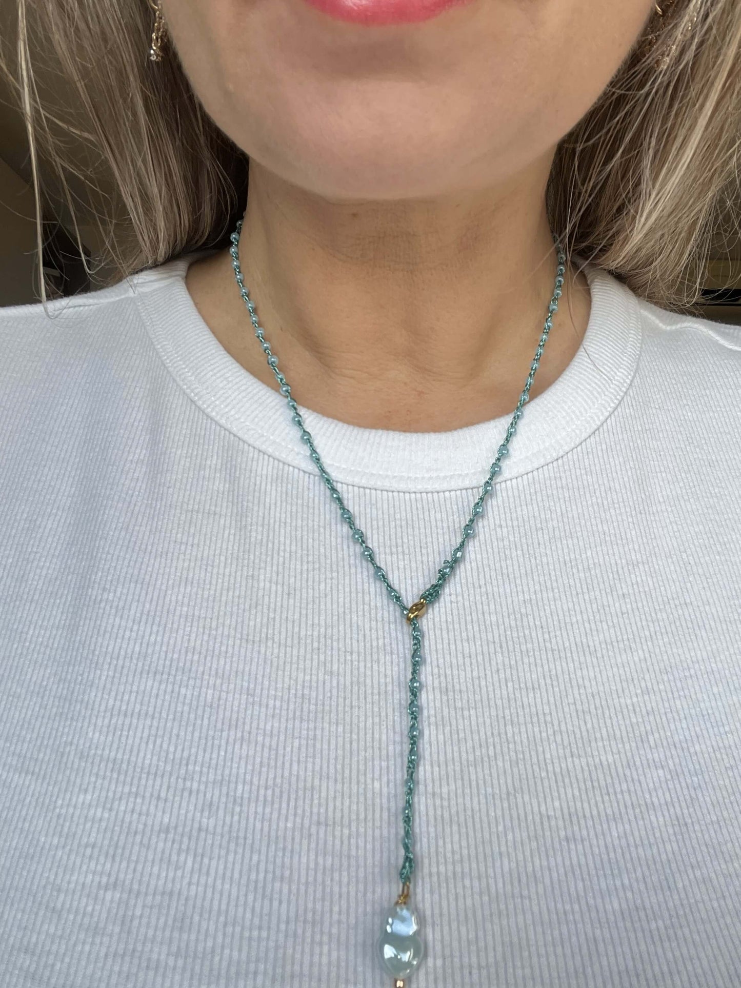 Collana artigianale con cuore sacro. Catenina leggera da 53 cm, pensata per accompagnare i momenti speciali e quotidiani.