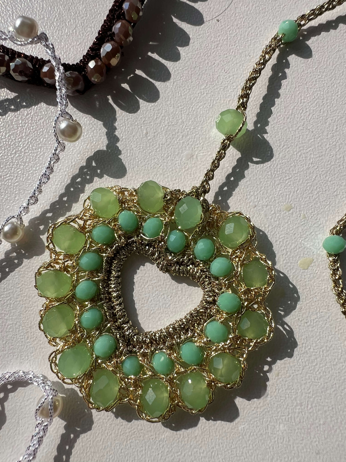 Collana verde da donna con cuore e cristalli verde chiaro, elegante e raffinata.
