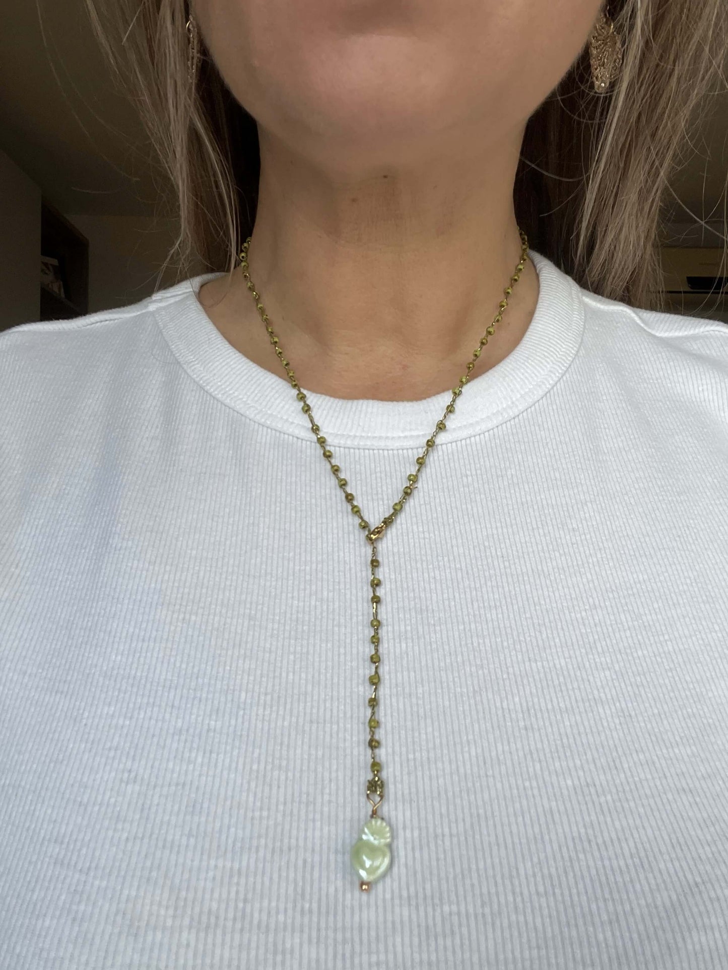 Collana minimal con cuore sacro in ceramica e catena sottile. Elegante, leggera e ricca di significato