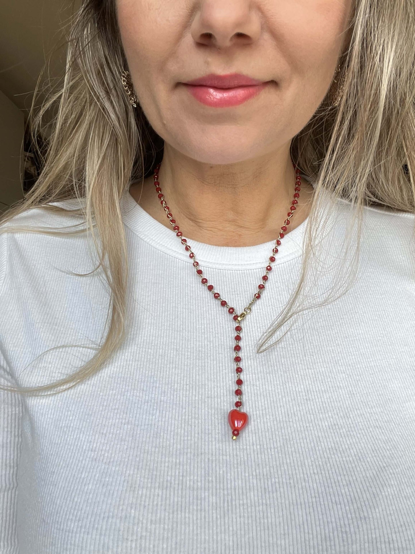 Gioiello artigianale con cuore rosso e cristalli a rosario. Collana elegante da 54 cm, perfetta anche come bracciale wrap.