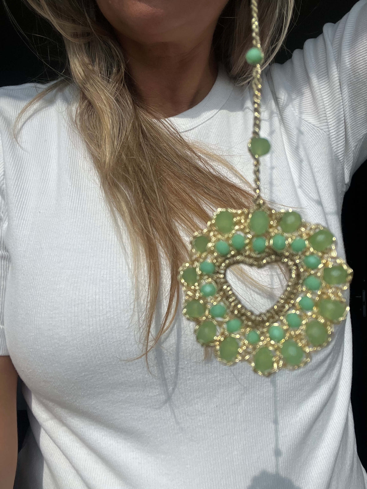 Collana con ciondolo a cuore verde e cristalli luminosi, idea regalo originale per donna.