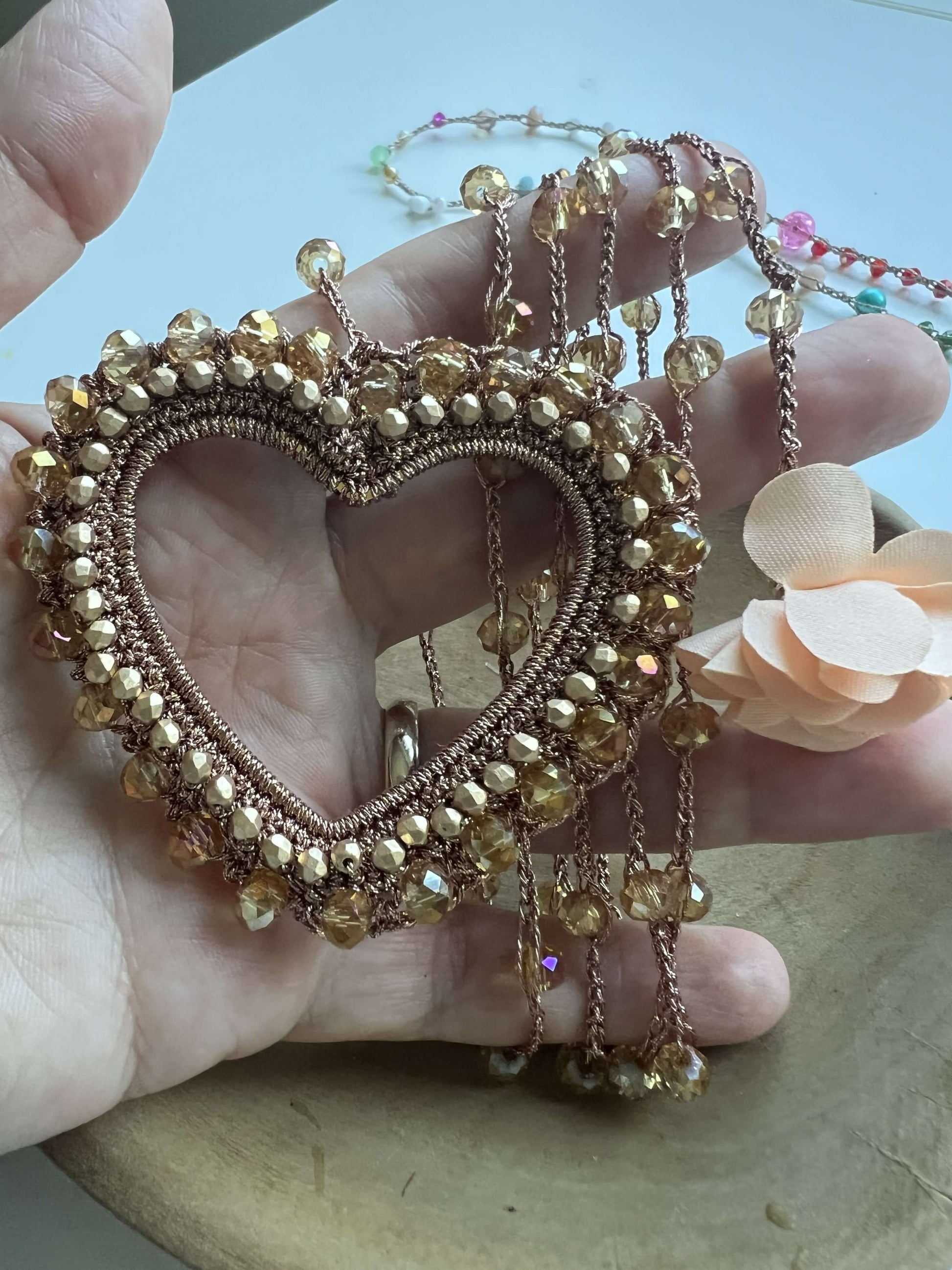 La collana che completa il tuo look: cuore bronzo e oro, raffinata, femminile e perfetta per occasioni speciali.