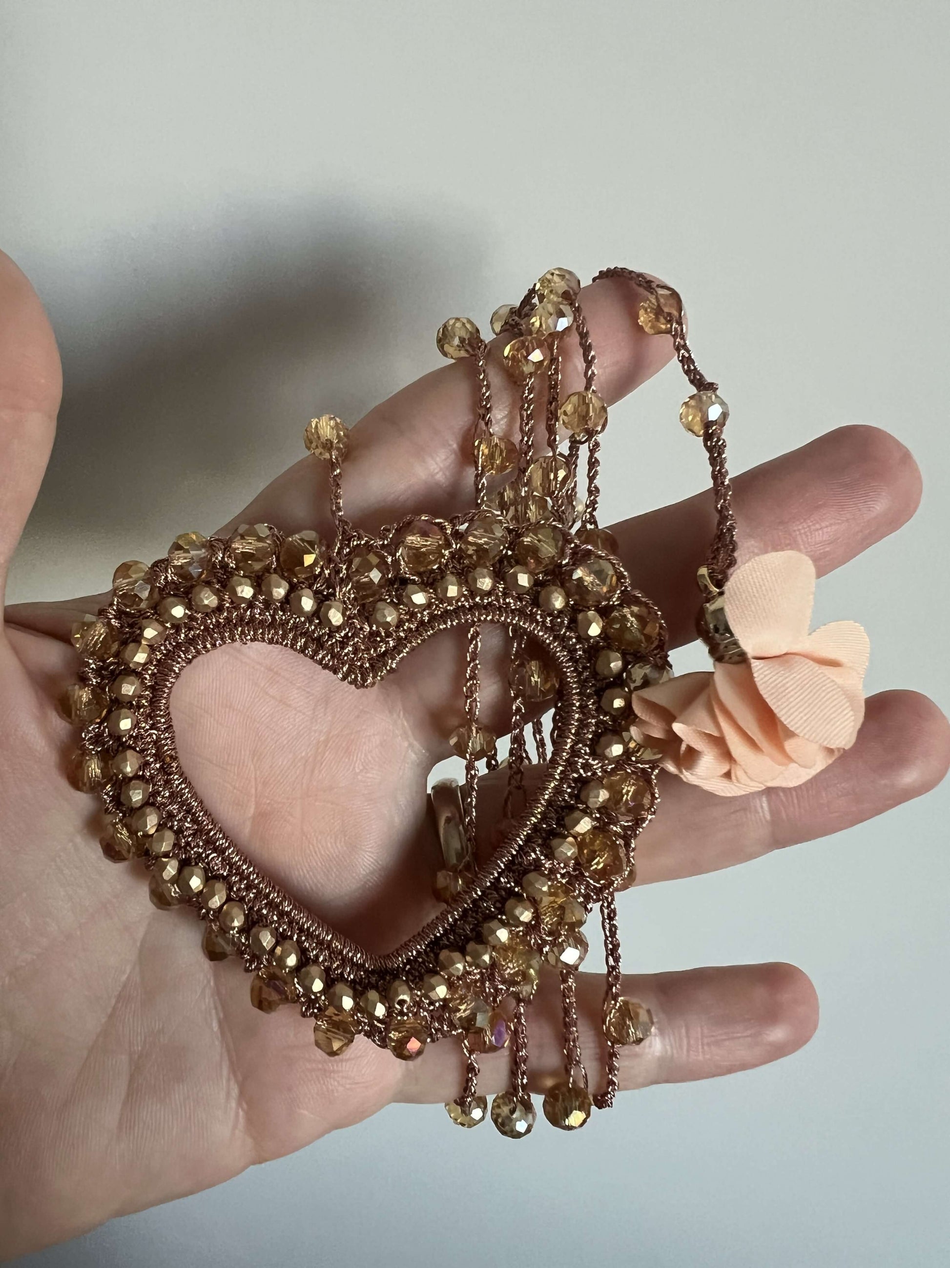 Semplice ma d’effetto: collana cuore sali e scendi bronzo e oro, ideale per illuminare ogni outfit elegante.