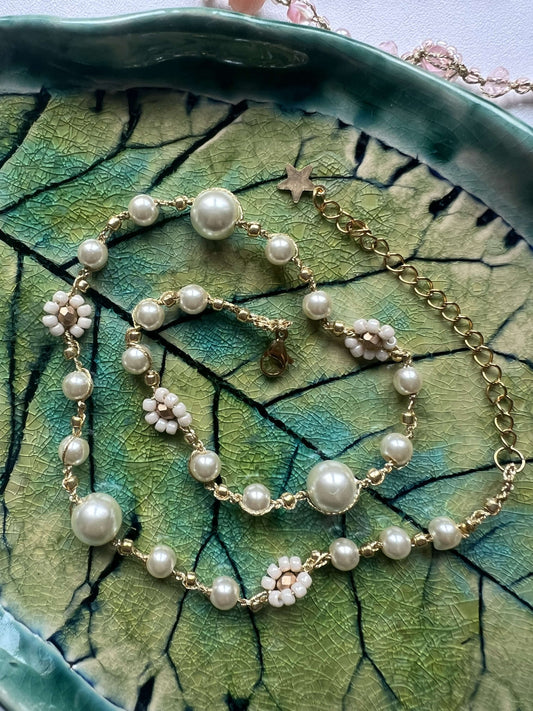 Elise choker with gold-plated pearls and white flowers, handmade Italian jewelry, romantic minimalist necklace