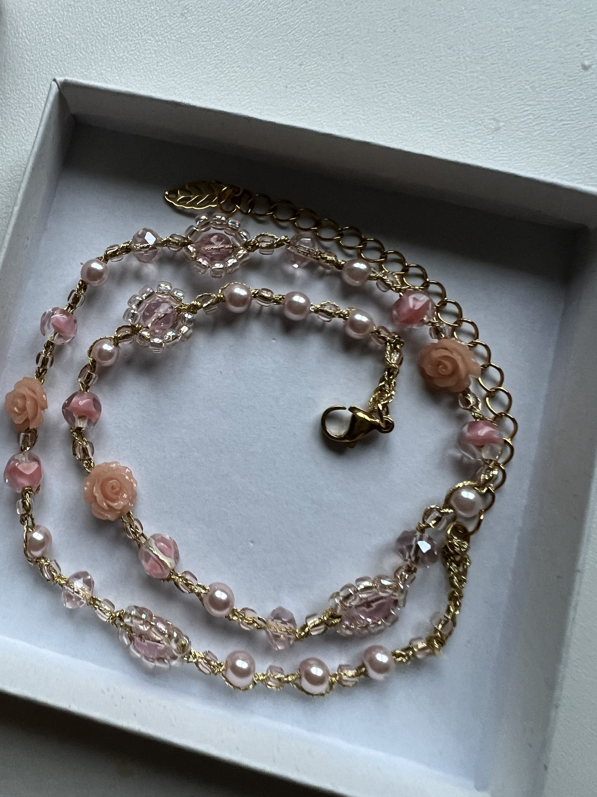 Choker elegante con fiori rosa, perle chiare e dettagli dorati, gioiello raffinato e romantico fatto a mano