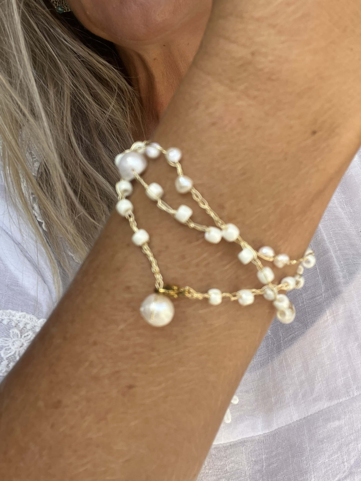 Collana oro con perle di fiume e perline Toho bianche, trasformabile anche in bracciale. Delicata e raffinata.