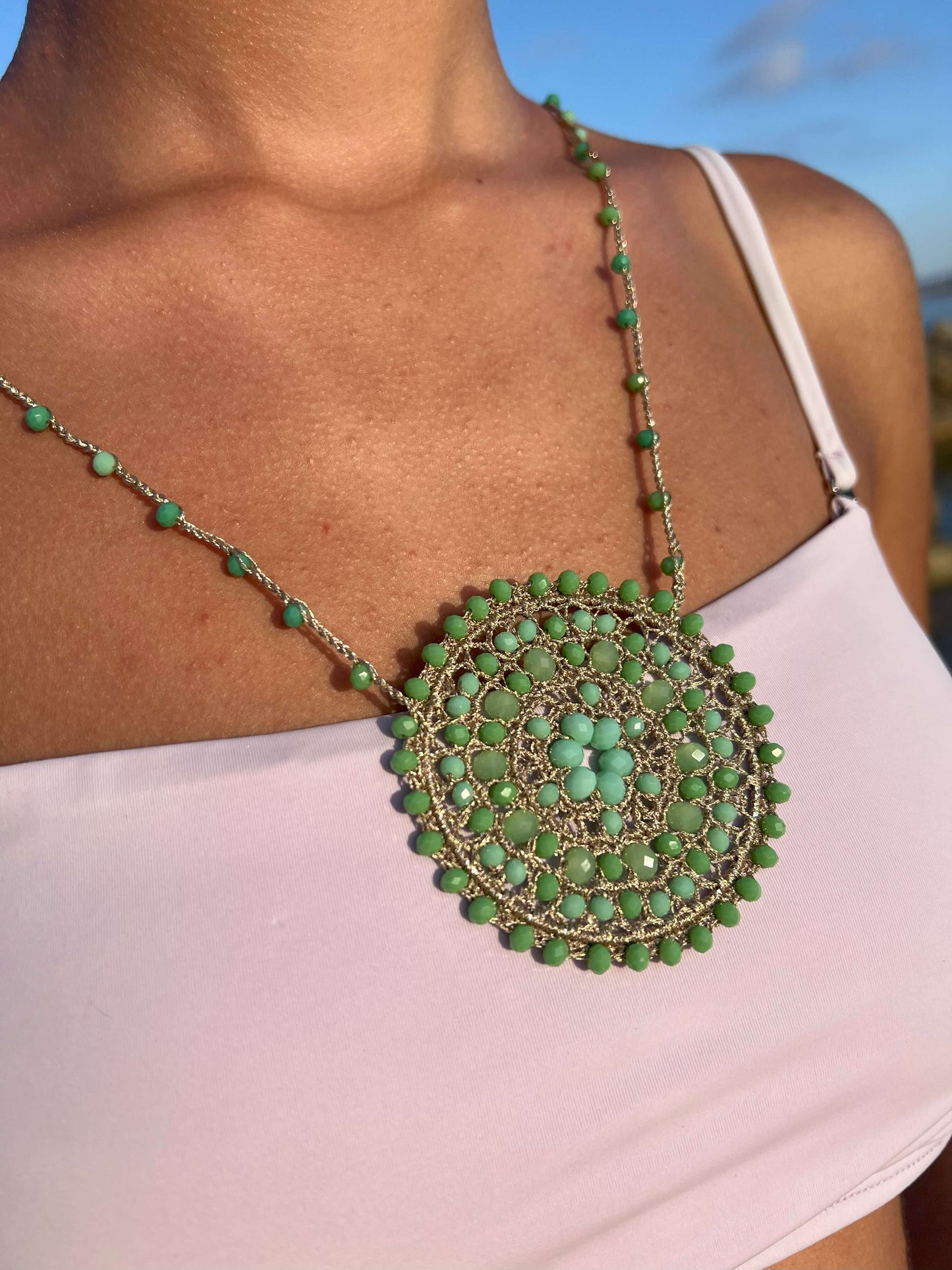 Scopri la magia del mandala all’uncinetto: collana lunga boho con cristalli scintillanti, unica e interamente fatta a mano in Italia.