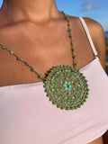 Scopri la magia del mandala all’uncinetto: collana lunga boho con cristalli scintillanti, unica e interamente fatta a mano in Italia.