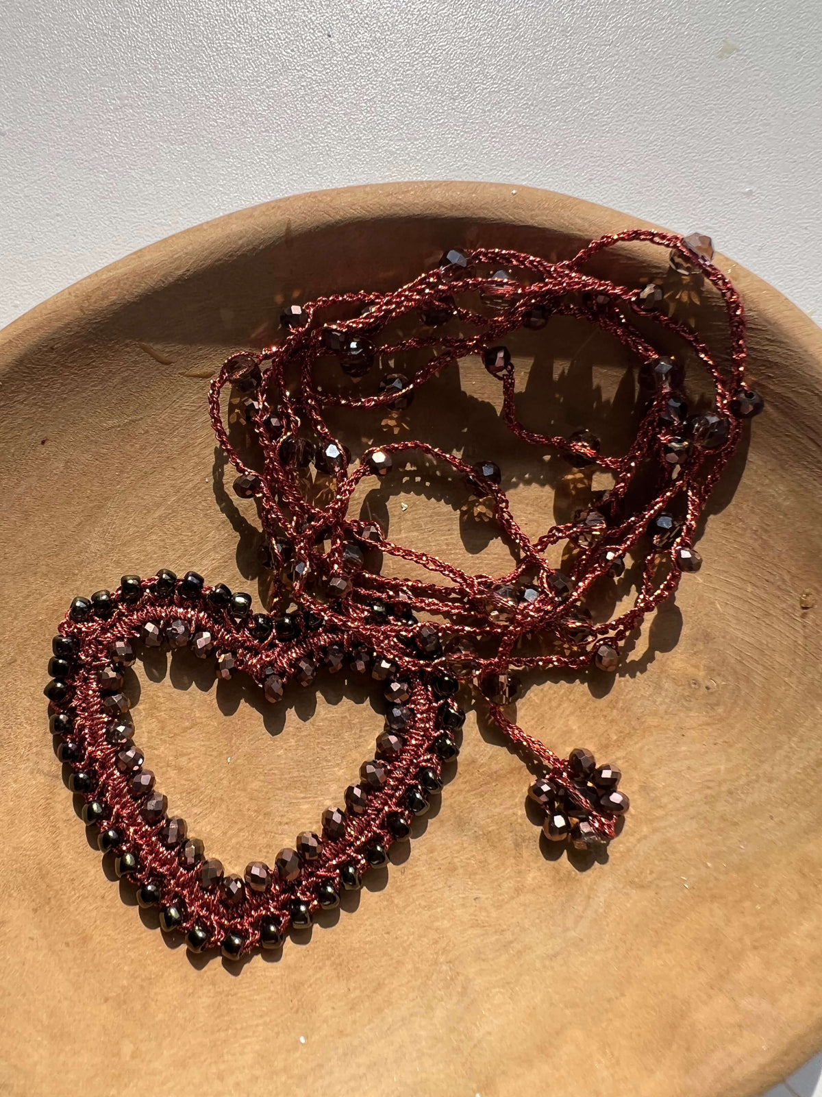 Collana con pendente a cuore marrone e cristalli luminosi, idea regalo originale per una donna speciale.