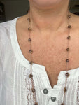 Collana Bruma di Quercia: gioiello minimal chic in tonalità marroni, con cristalli e perline di vetro. Perfetta per un look boho raffinato