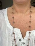 Collana Bruma di Quercia: gioiello minimal chic in tonalità marroni, con cristalli e perline di vetro. Perfetta per un look boho raffinato