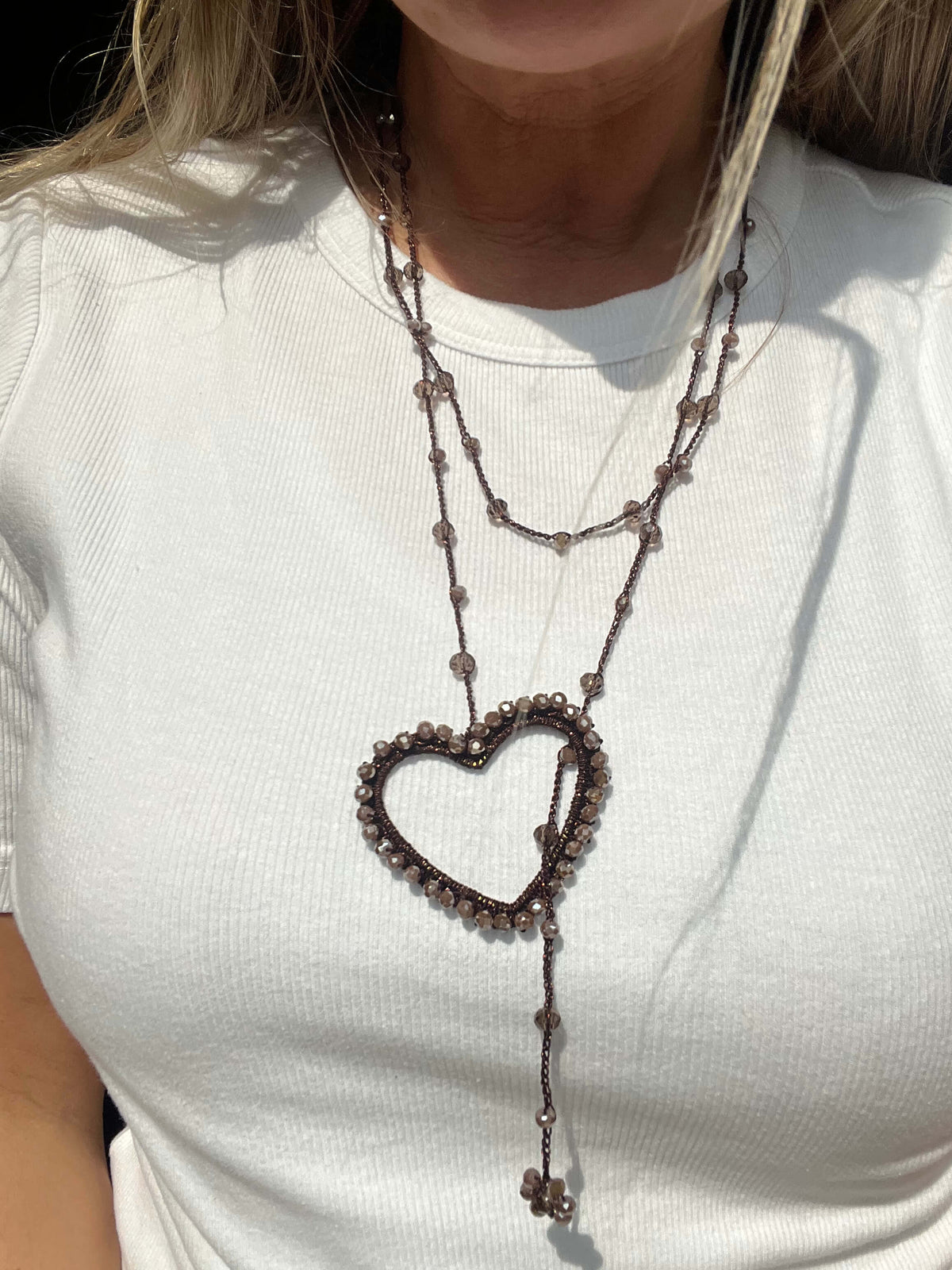 Mocha Heart necklace, collana lunga da donna con cuore marrone cioccolato fondente.
