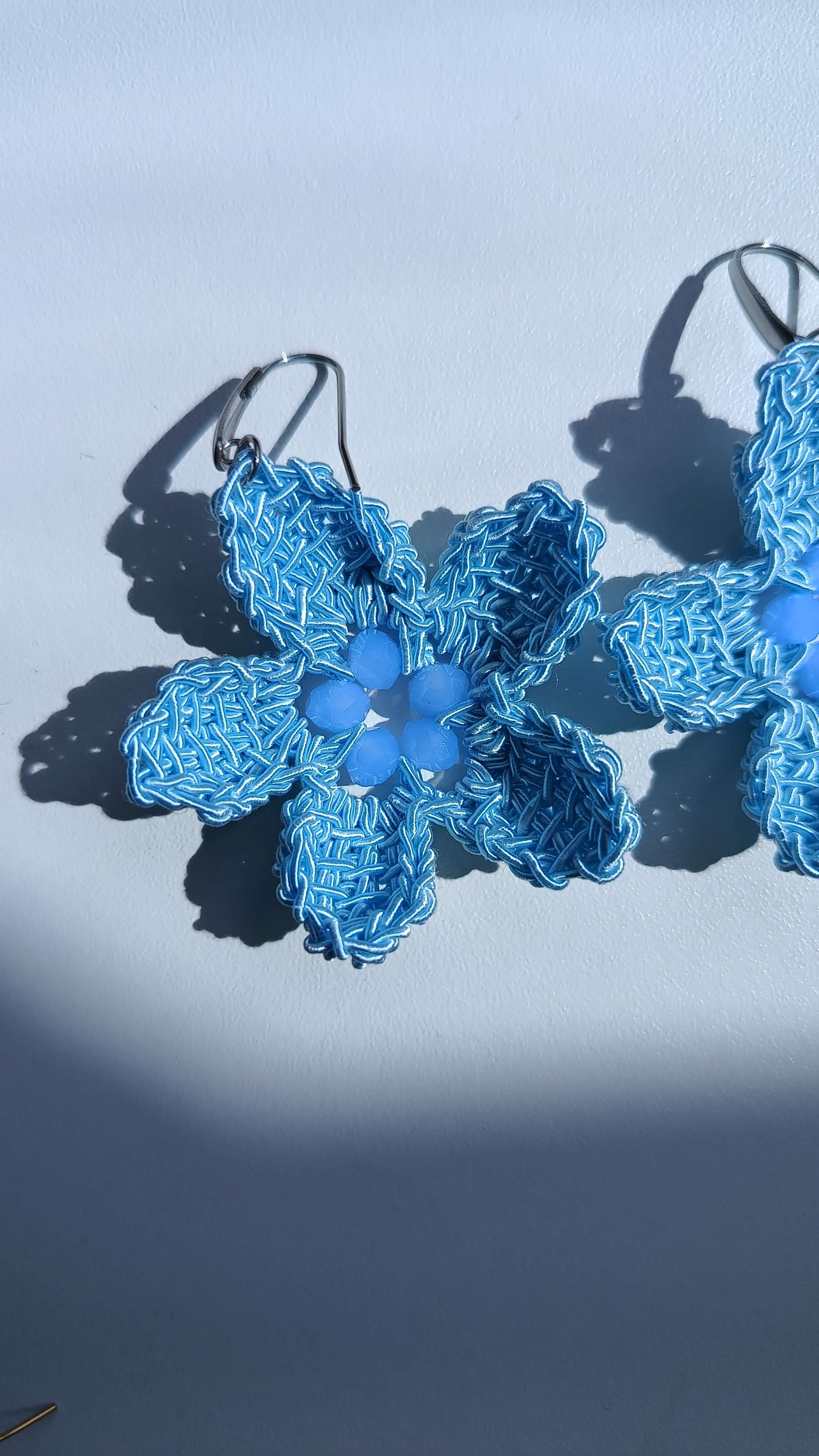 Aggiungi un tocco di freschezza primaverile al tuo look con questi incantevoli orecchini a forma di fiore. Con il loro design floreale delicato e femminile, questi gioielli catturano l'essenza della stagione in pieno sbocciare. Perfetti per illuminare il tuo viso e aggiungere un tocco di eleganza ai tuoi outfit primaverili, gli orecchini fiore sono un must have per questa stagione