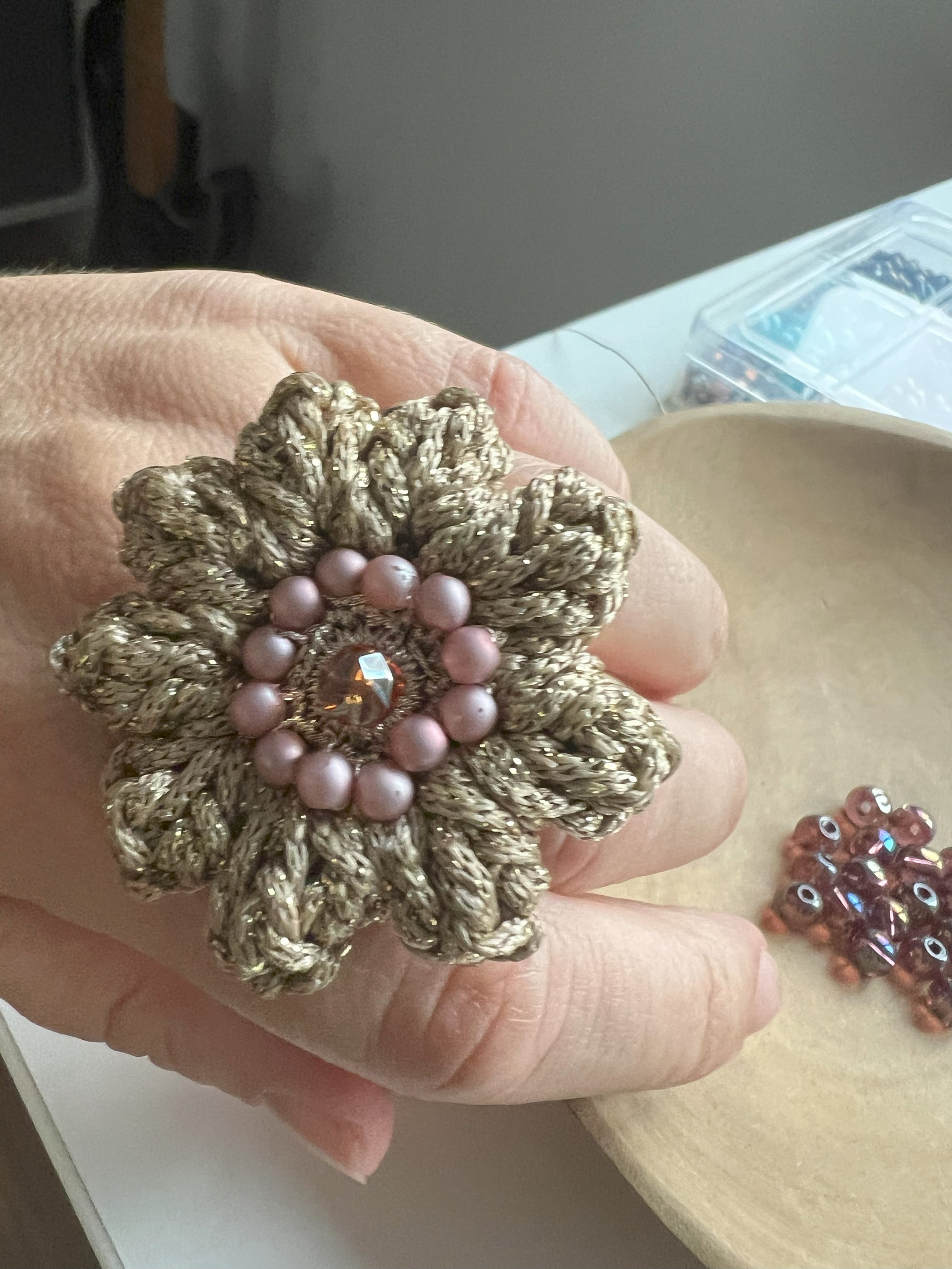 Anello elastico artigianale Fiore di Vita, realizzato all'uncinetto, ispirato alla natura, con design floreale unico per un look elegante e sostenibile