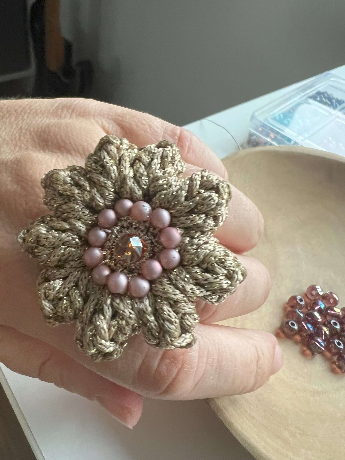 Anello elastico artigianale Fiore di Vita, perfetto come idea regalo di Natale per lei. Realizzato all'uncinetto e ispirato alla natura, questo anello floreale unisce eleganza e comfort in un design unico e sostenibile, ideale per chi ama accessori fatti a mano e dettagli raffinati