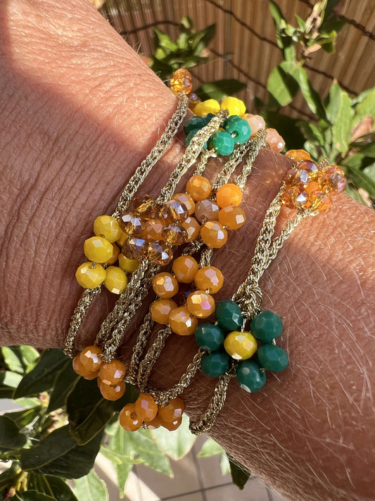 Bracciale wrap Fioronda in filato gioiello con fiori autunnali. Analergico, regolabile e senza metallo per pelli sensibili.