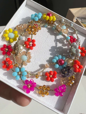 Collana artigianale Primavera Improvvisa: girocollo in uncinetto con fiori colorati rosa, viola e giallo. Convertibile in bracciale a tre giri, 61cm di lunghezza