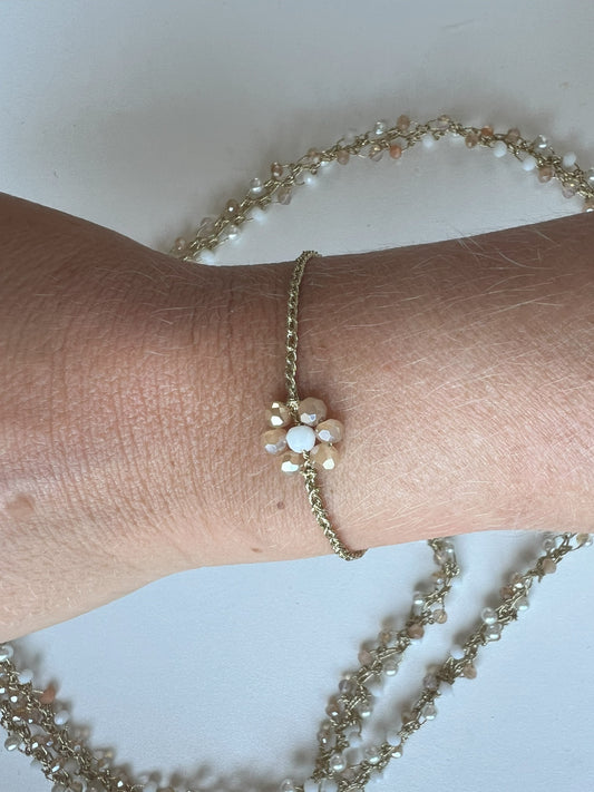 Bracciale boho floreale fatto a mano con fiore centrale