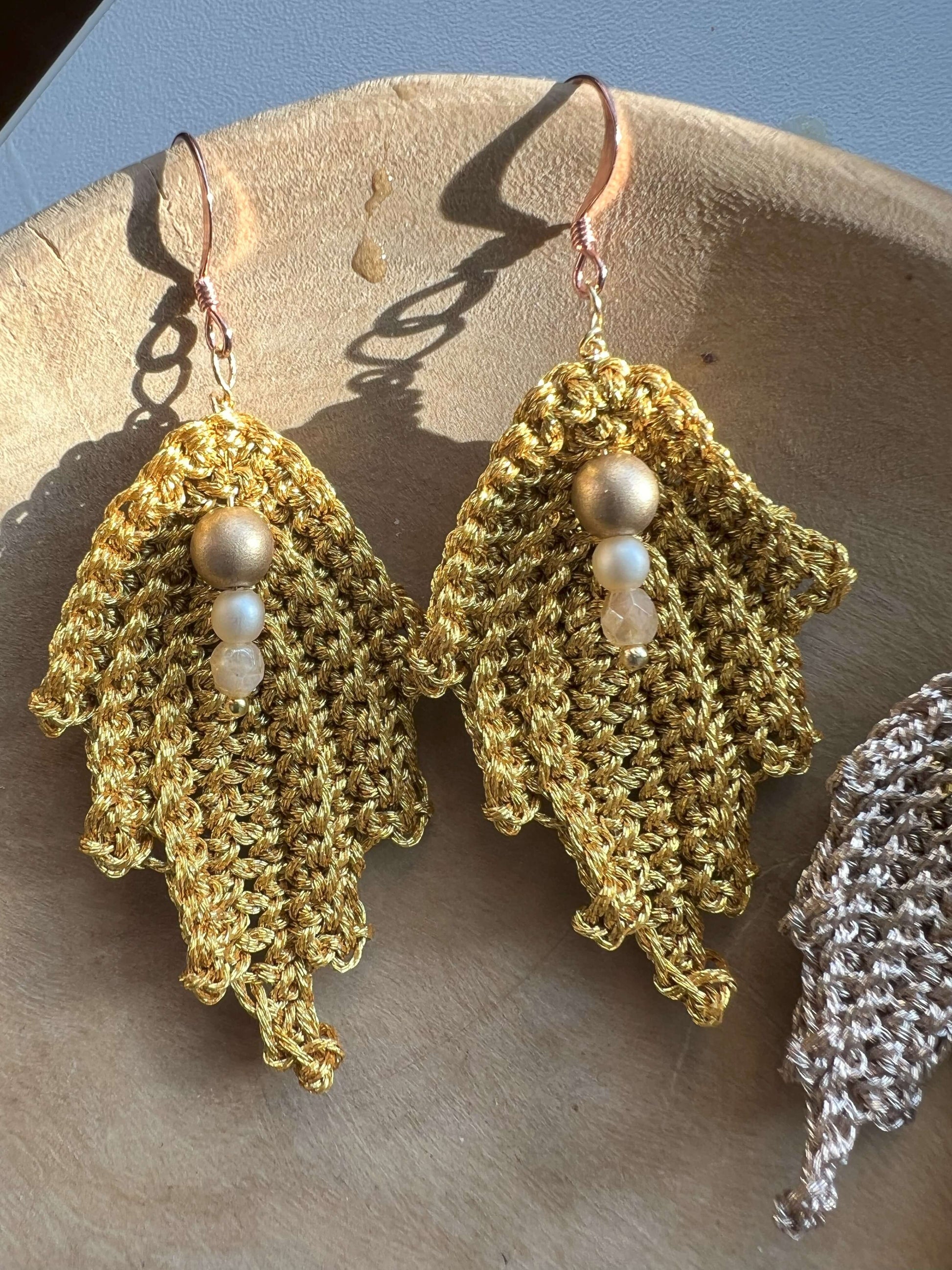 Orecchini Foglia Preziosa oro fatti a mano: design unico all'uncinetto con cristalli cechi e monachella in rame. Eleganza naturale e artigianato italiano