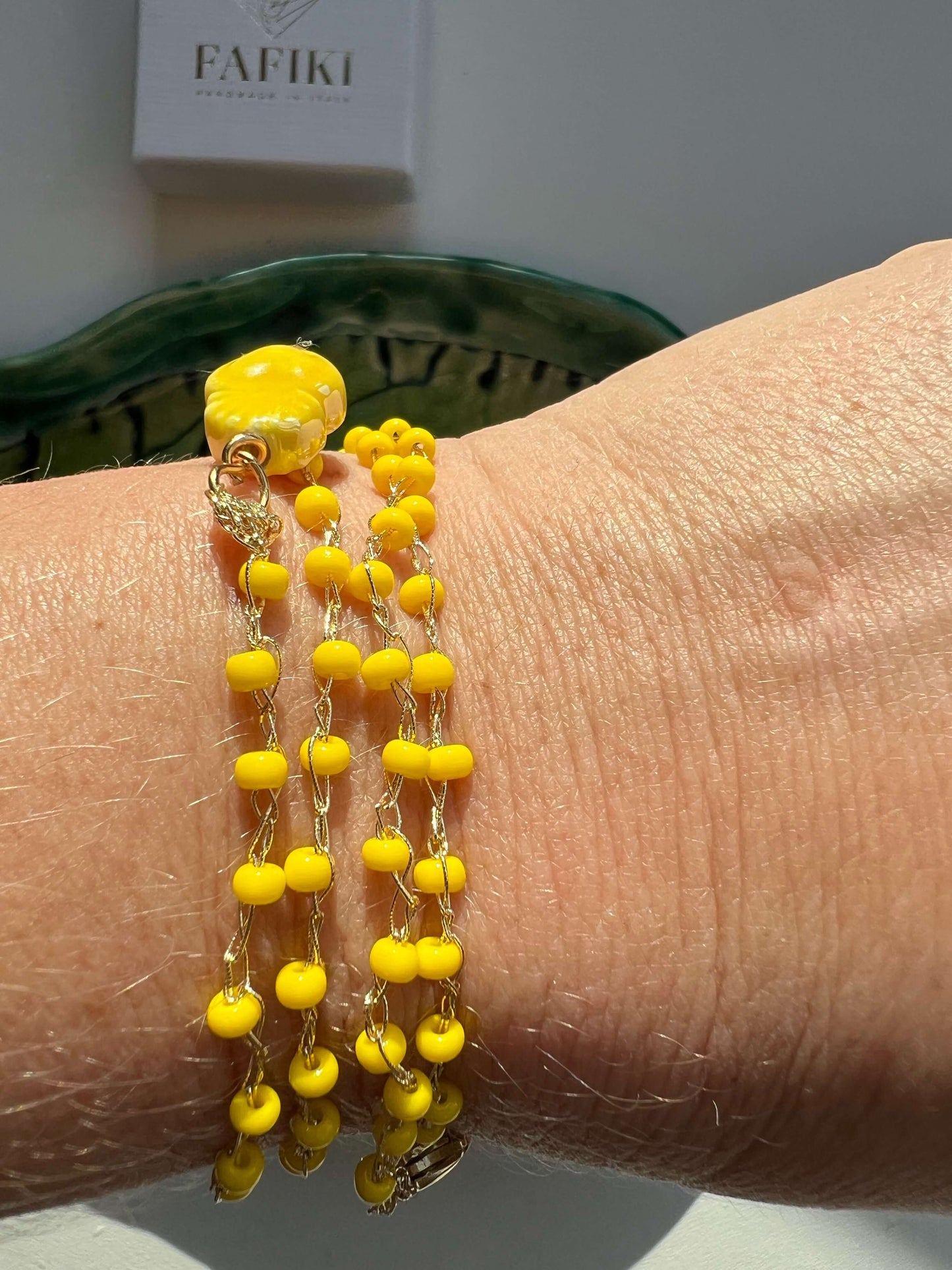 Collana con cuore sacro in ceramica e catena sottile. Gioiello semplice e significativo, ideale per ogni stagione.