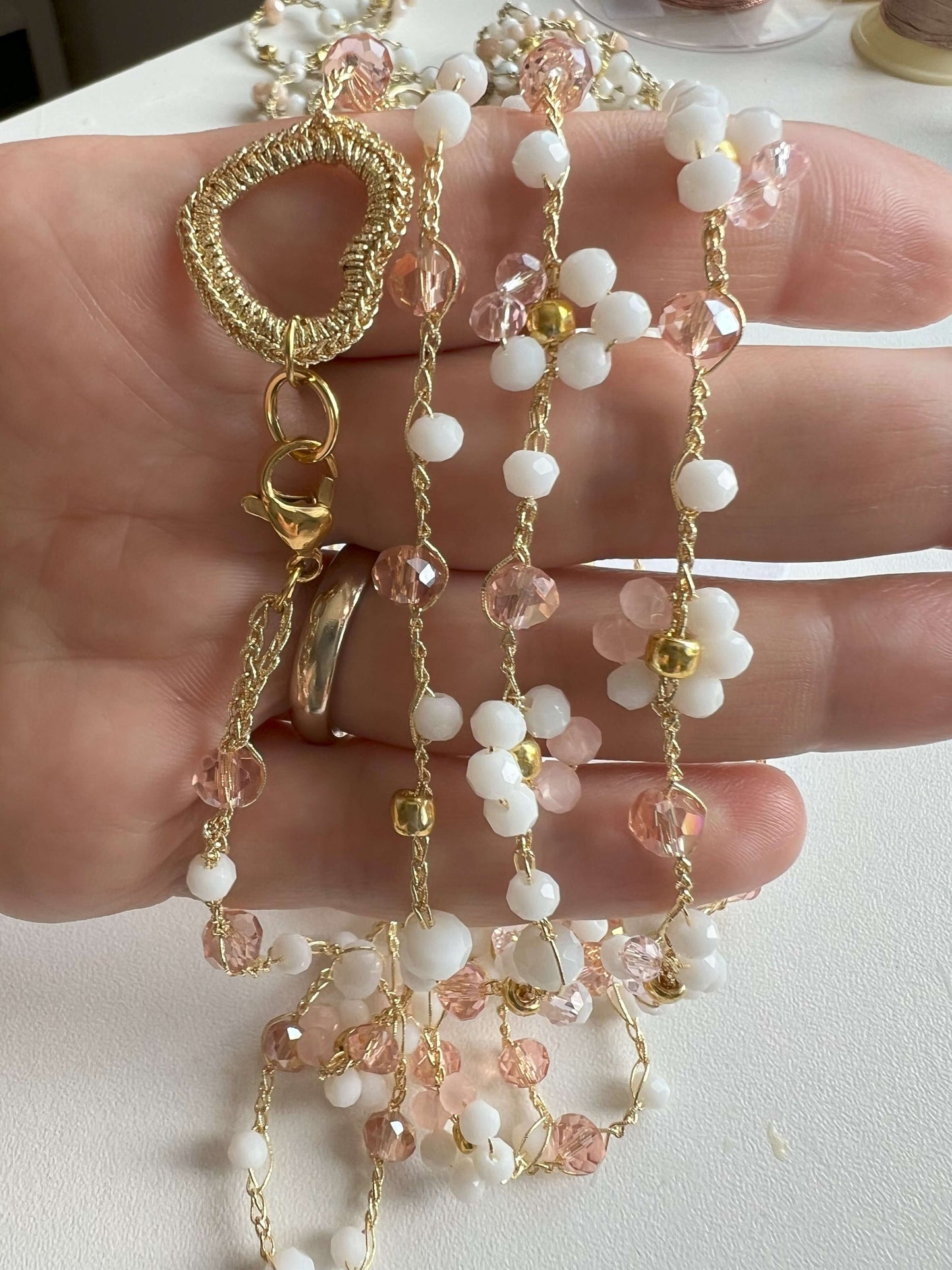 Peonia accessorio romantico uncinetto cristalli scintillanti perline Toho. Collana matrimonio cerimonia floreale. Bracciale trasformabile cuore