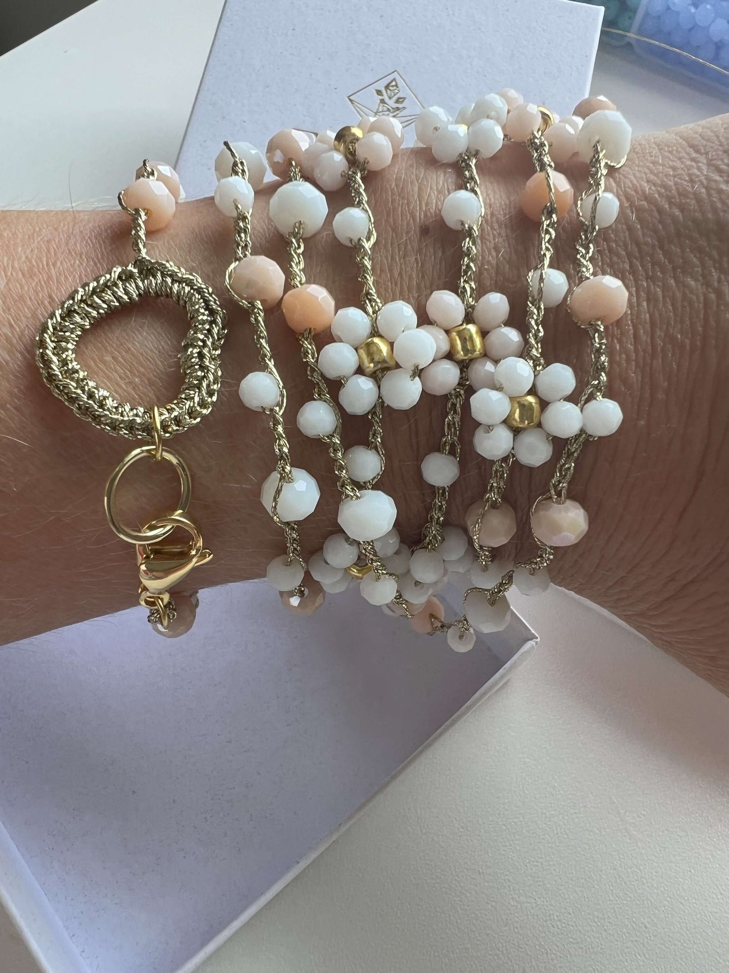 Bracciale collana multifilo floreale fatto a mano. Accessorio romantico per eventi speciali, stile naturale e dettagli raffinati