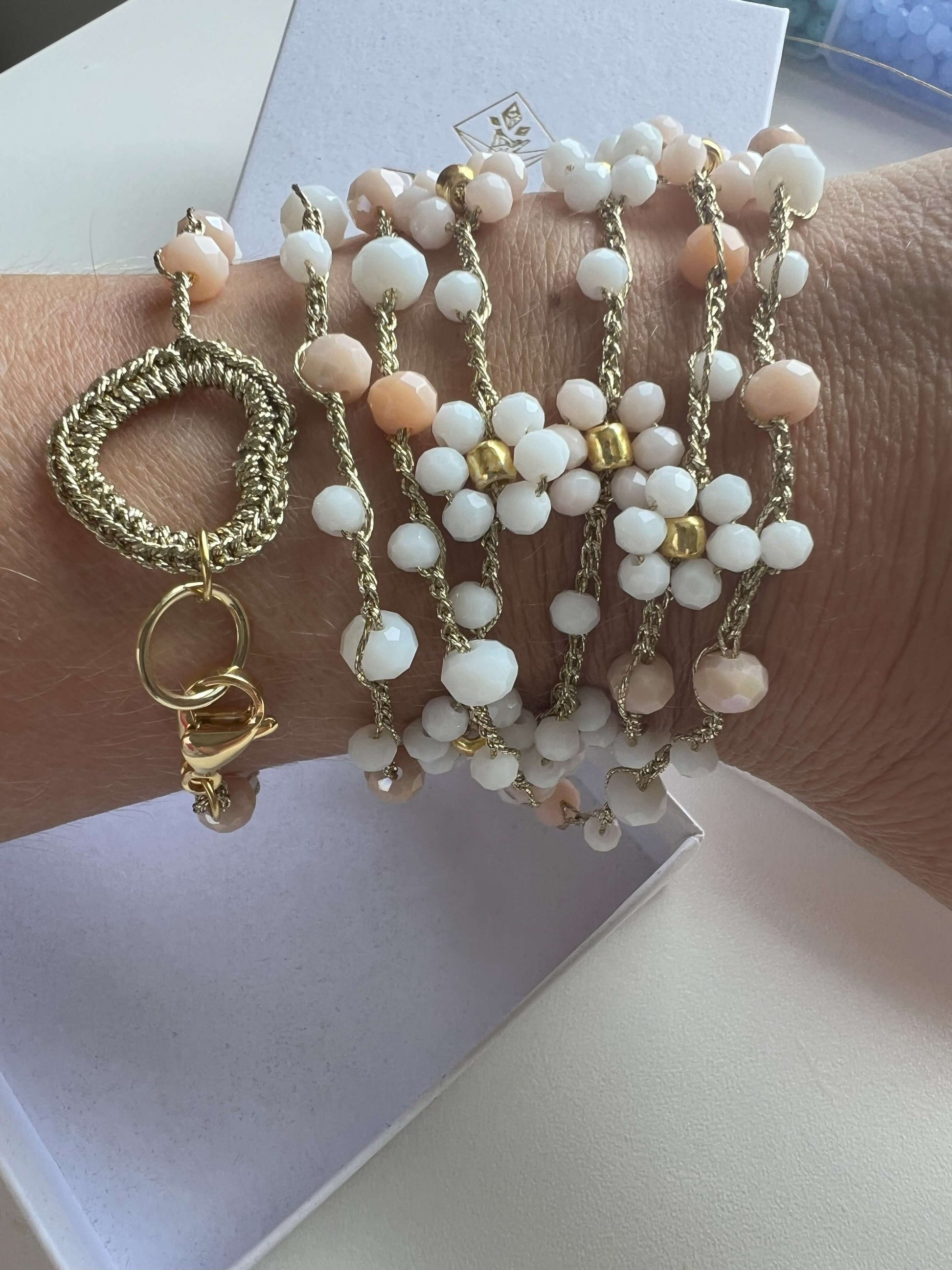 Bracciale collana multifilo floreale fatto a mano. Accessorio romantico per eventi speciali, stile naturale e dettagli raffinati
