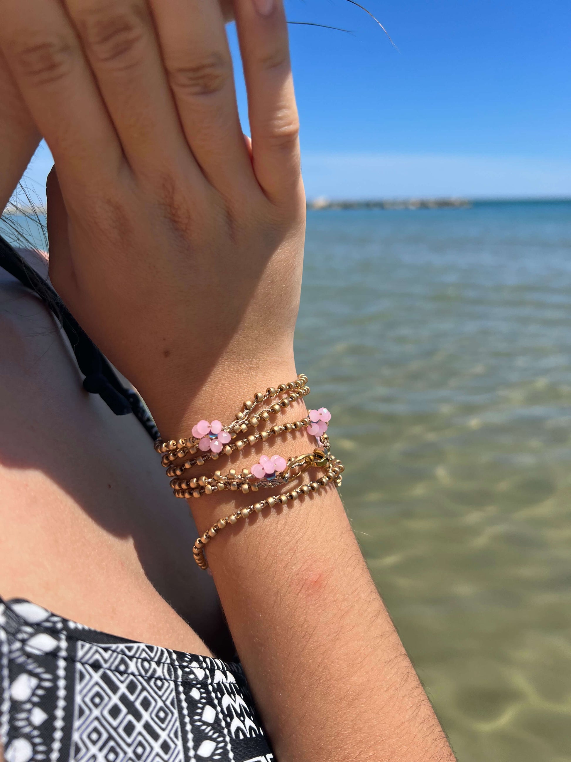 L’estate addosso 🌸 Summer Flower: boho, oro e ultra leggera sulla pelle.