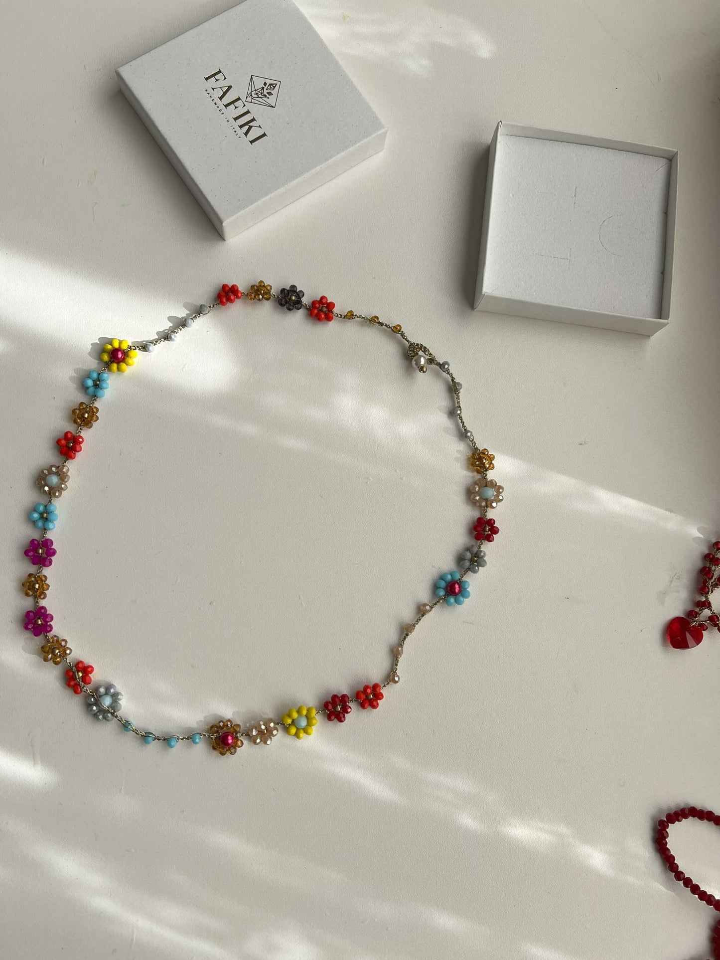 Girocollo floreale Primavera Improvvisa: creazione artigianale all'uncinetto con fiori 3D. Trasformabile in bracciale triplo giro, stile boho chic