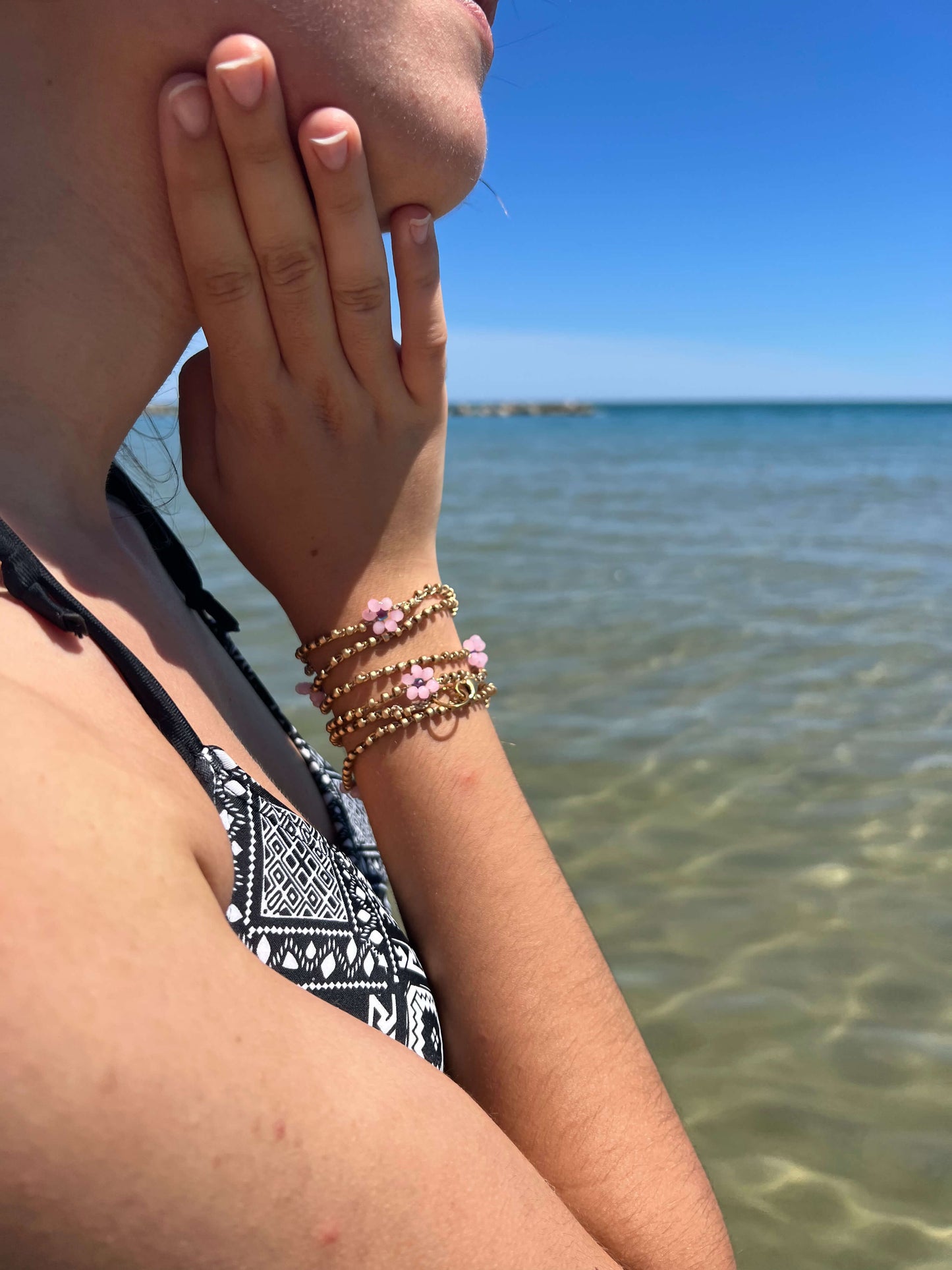 Viaggia leggera ✈️ Summer Flower sostituisce collana e bracciale in un solo pezzo.