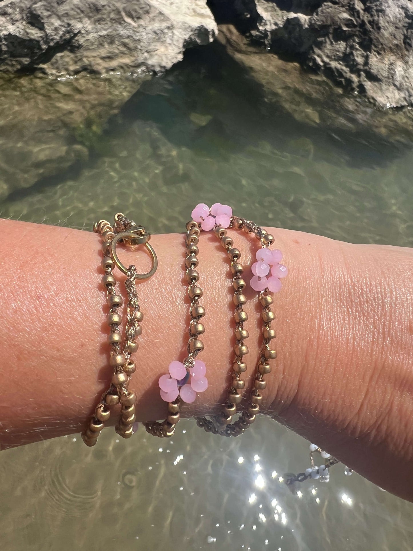 Il gioiello che non senti addosso ☀️ Summer Flower è delicata anche sulla pelle sensibile.