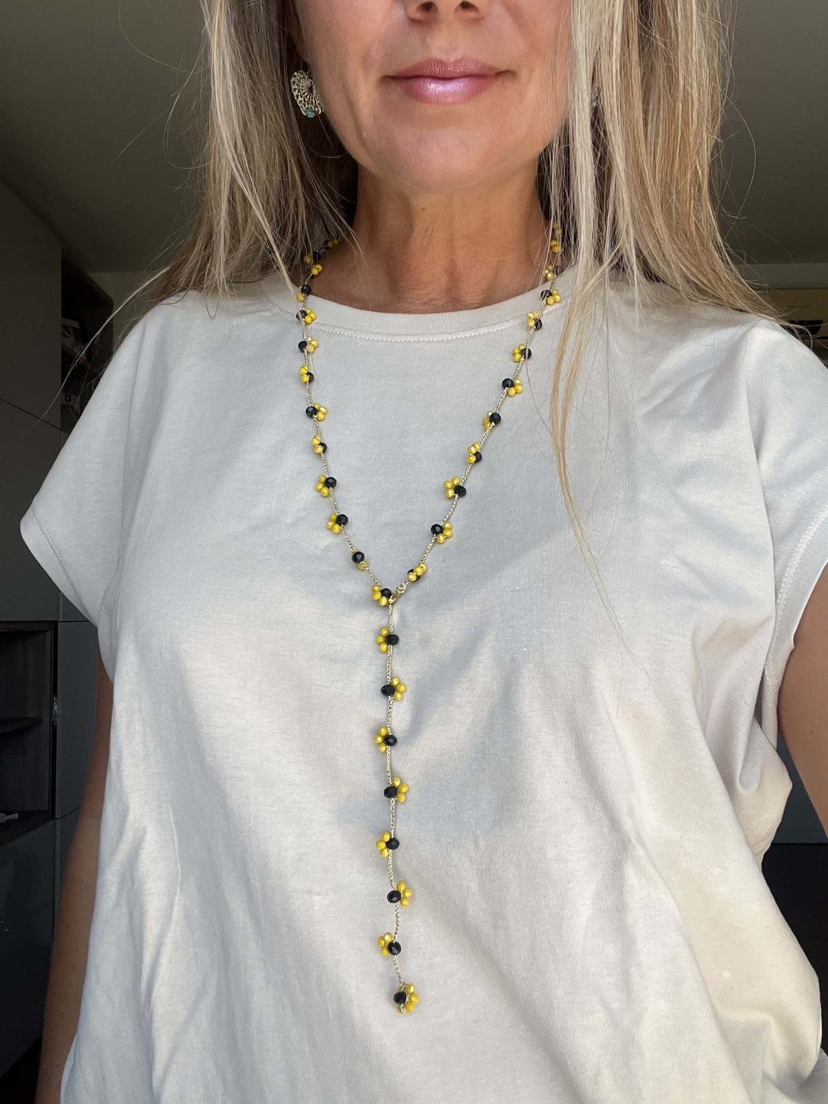 Collana gialla e nera fatta a mano, elegante e vivace. Indossala a 1 o 2 giri o come bracciale.