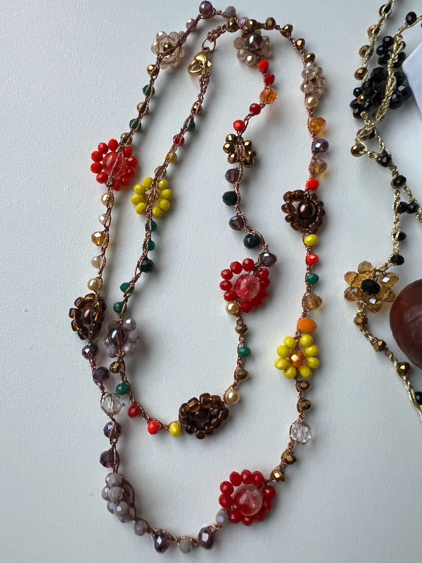 Girocollo "Essenza d'Autunno" realizzato a mano con fiori naturali e perle in tonalità calde, ispirato ai colori dell'autunno. Versatile e regolabile, può essere indossato come collana o bracciale avvolgente, perfetto per ogni occasione. Un accessorio unico che riflette la bellezza naturale e l'eleganza, ideale per chi desidera esprimere la propria personalità attraverso gioielli artigianali.