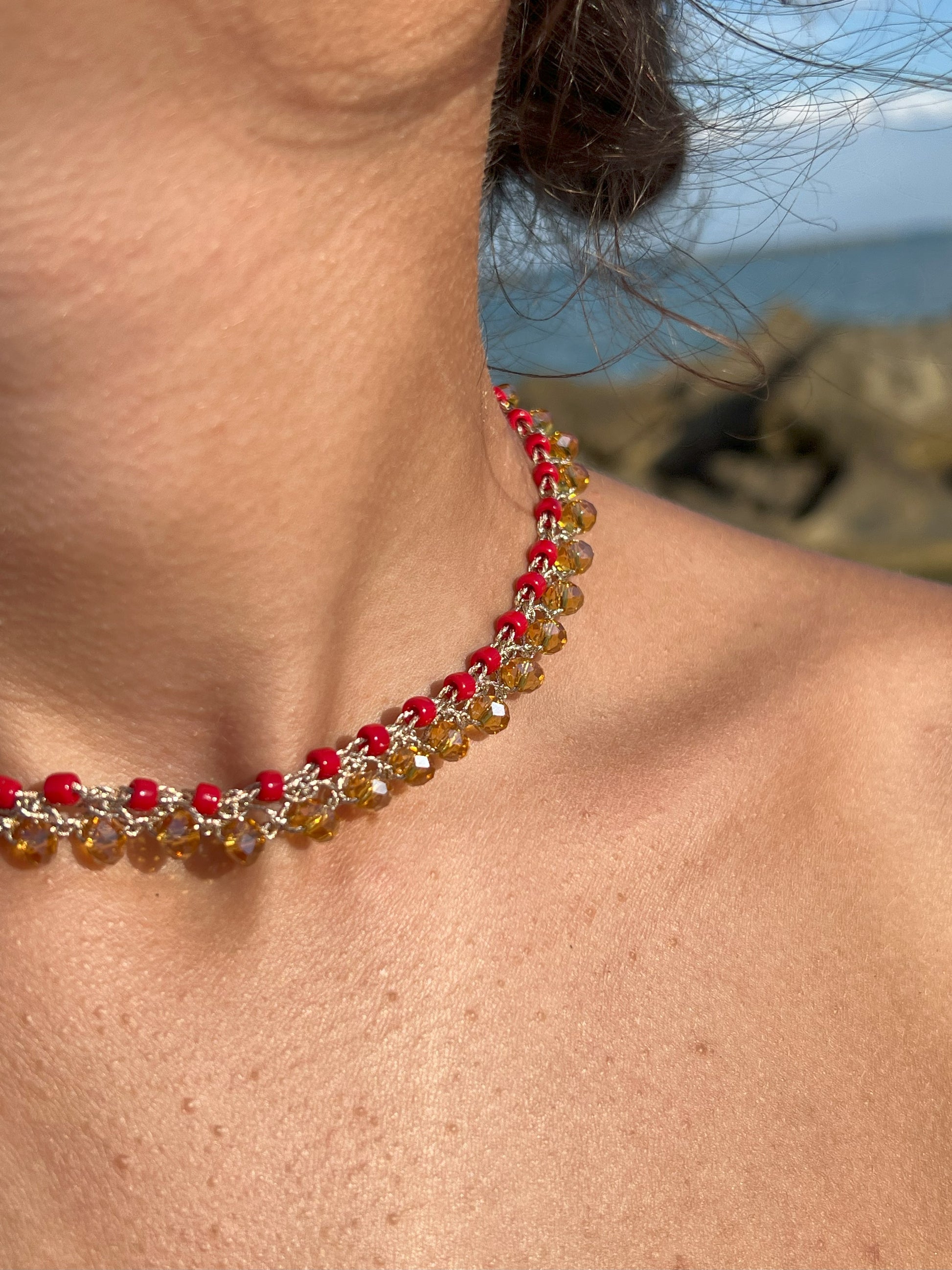 Scopri il girocollo Gemini, collana boho fatta a mano con cristalli e perline Toho. Eleganza artigianale everyday.