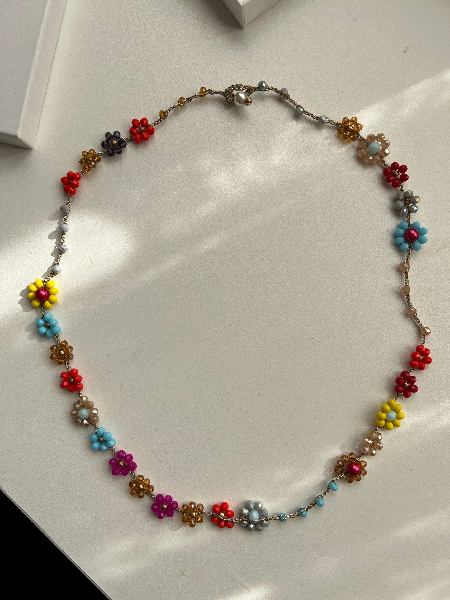 Collana-bracciale Primavera Improvvisa: accessorio uncinetto con decorazioni floreali. Pezzo unico artigianale multiuso in stile primavera