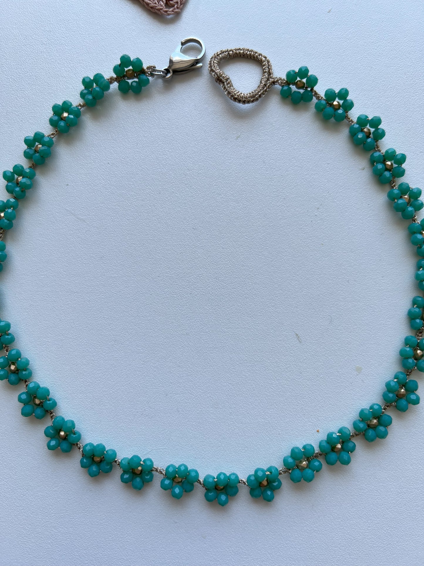 Collana Verde Incanto: piccoli fiori verde giada creano un girocollo unico. Un accessorio che porta la magia della natura al tuo look