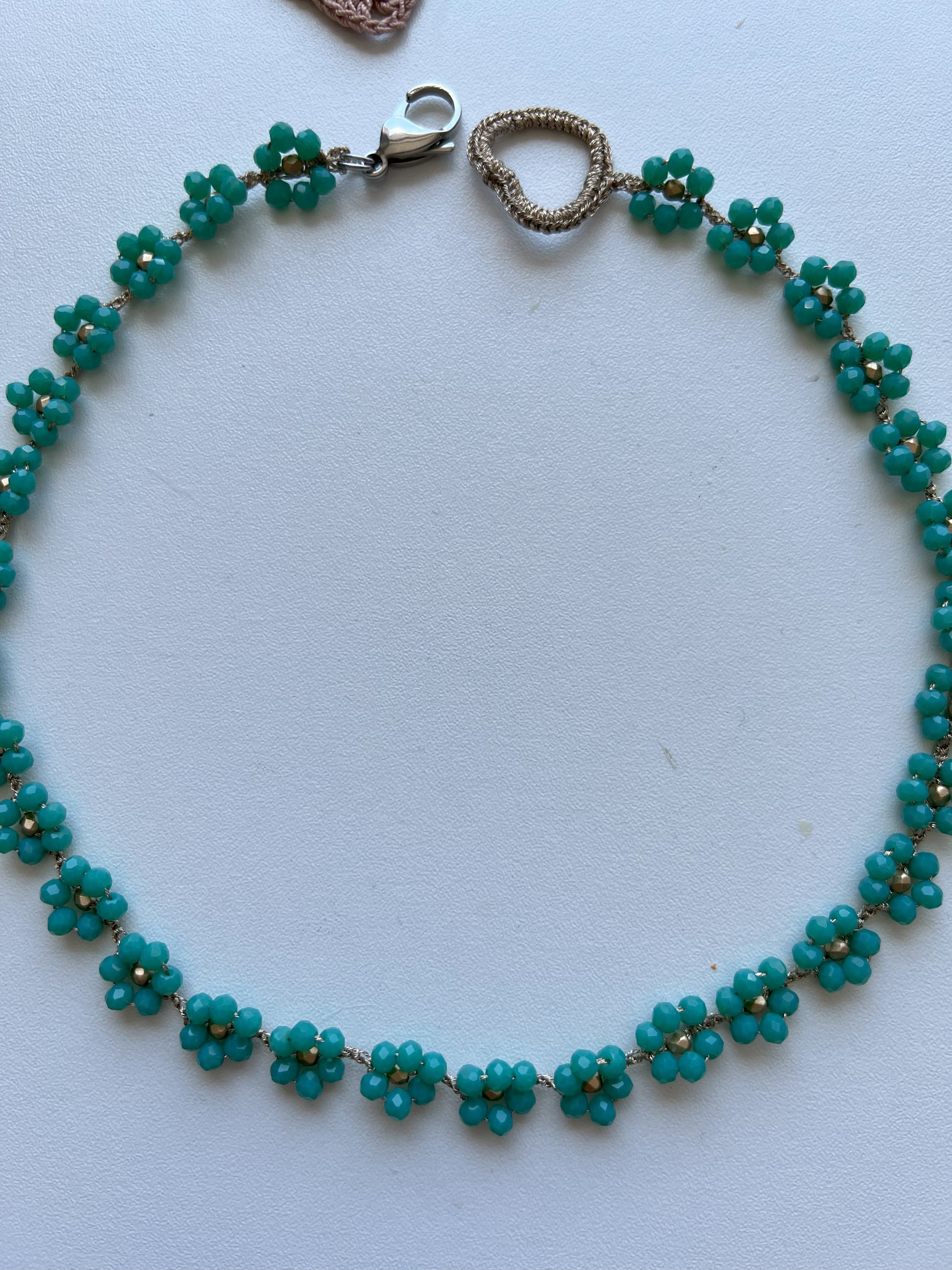 Collana Verde Incanto: piccoli fiori verde giada creano un girocollo unico. Un accessorio che porta la magia della natura al tuo look