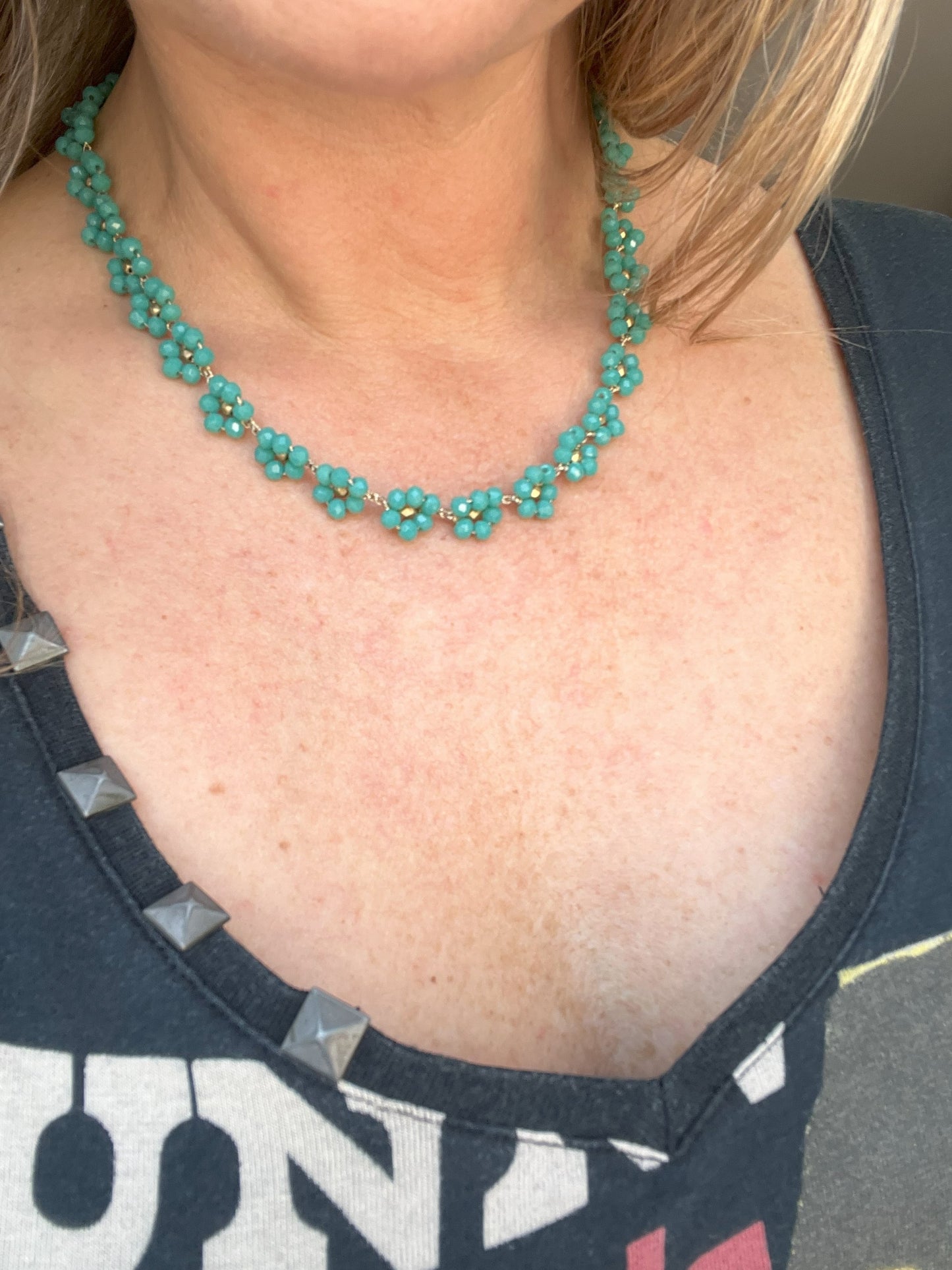 Verde Incanto girocollo: fiorellini verde brillante per un tocco di primavera. Gioiello artigianale che unisce eleganza e naturalezza.