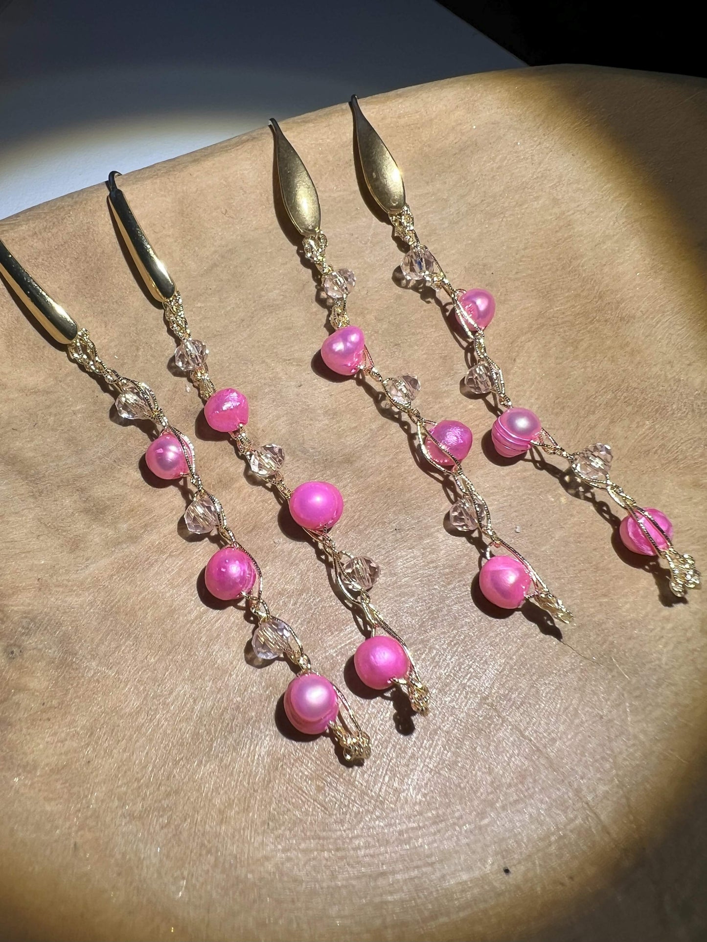 Gocce di Pesco: orecchini con perle di fiume rosa che catturano la delicatezza dei fiori primaverili. Un tocco di natura per impreziosire ogni look.