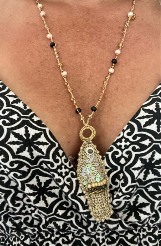 Collana pesce oro handmade SUNSPELL, gioiello statement unico e irripetibile. Accessorio boho chic elegante per donna dal forte carattere.